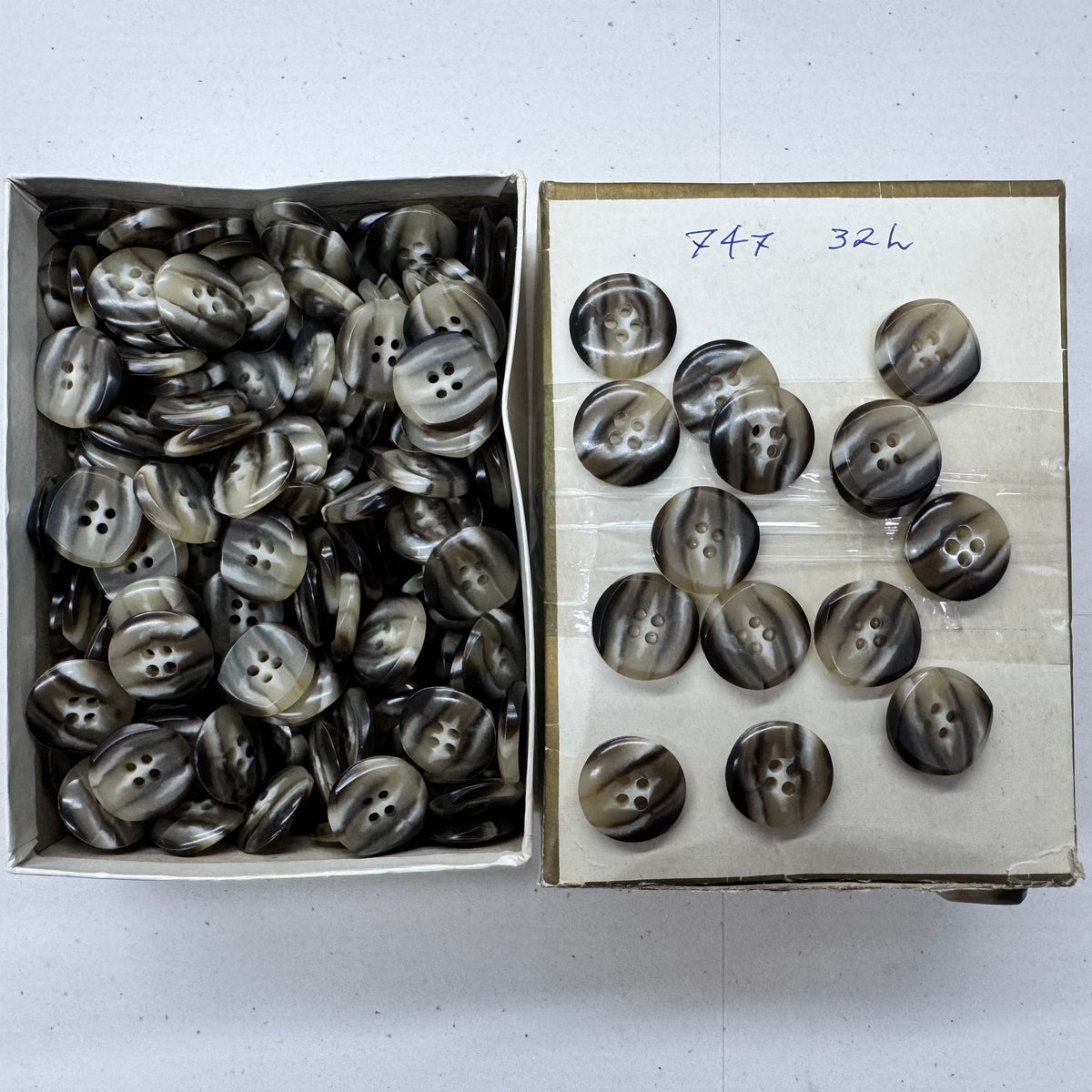 ASTRO Vintage Made in Italy 4-Hole Marbled Sewing Buttons – 24L, 30L & 32L – Wholesale Gross Boxes